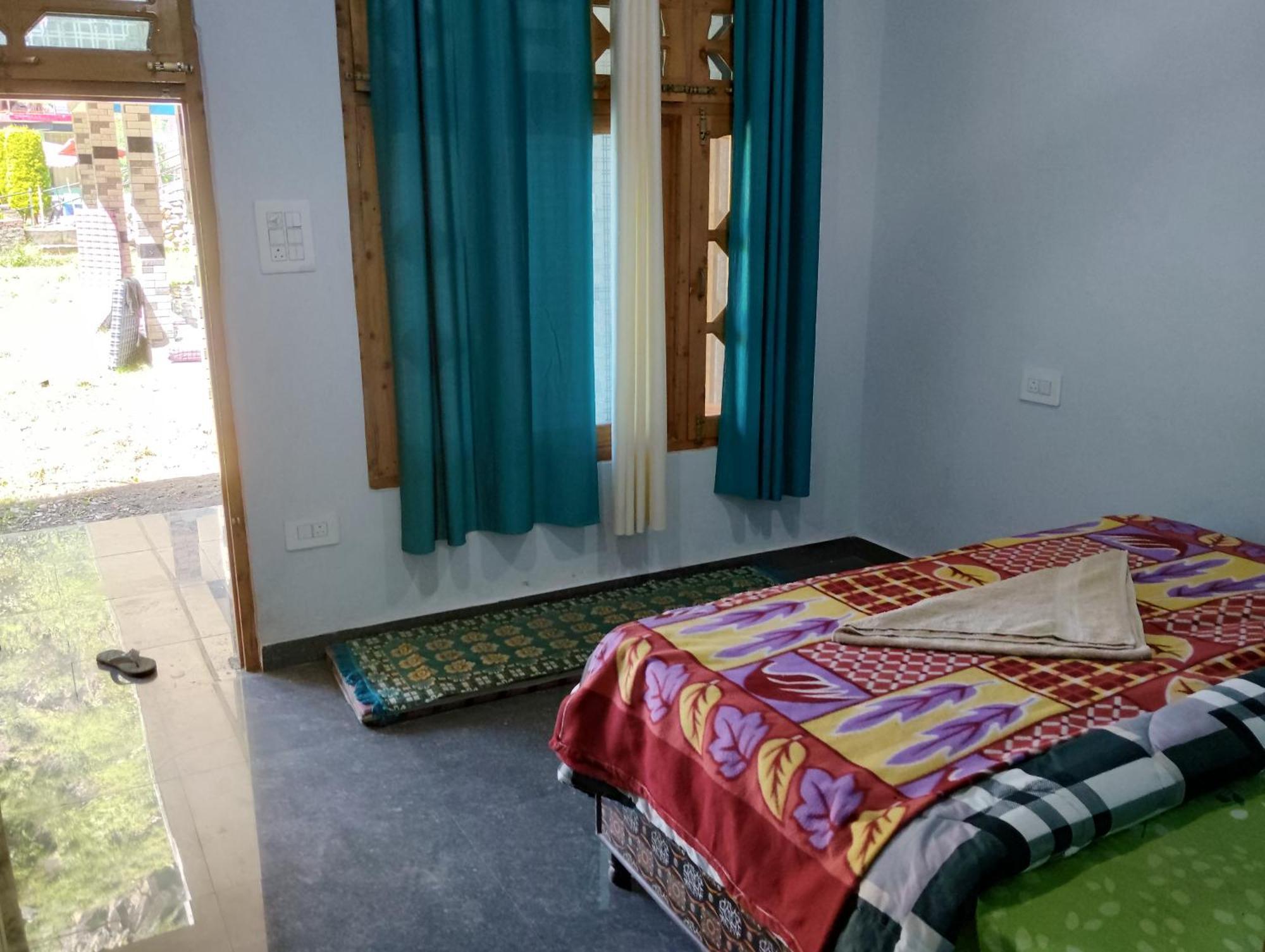 Dog N Hill Hotel Kasol Exterior photo